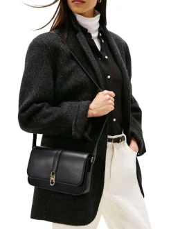 Sac noir uni avec fermeture à rabat et logo de la marque doré
