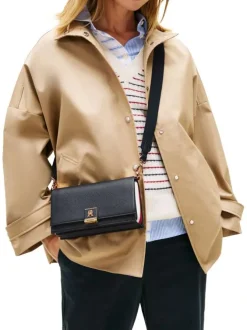 Sac noir uni avec fermeture à rabat et logo de la marque doré