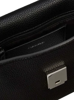 Sac noir uni avec une bandoulière réglable et une anse en chaîne argentée