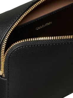 Sac noir uni muni d'une bandoulière et un revêtement en grains