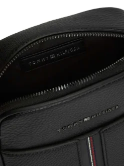 Sacoche noire pourvue d'une bandoulière réglable et du nom de la marque