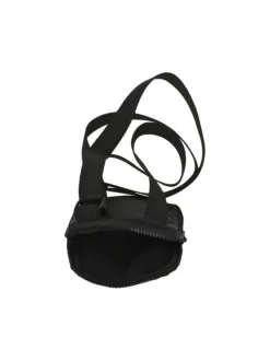 Sacoche noire unie avec une poche fermée par zip et marque sur le devant