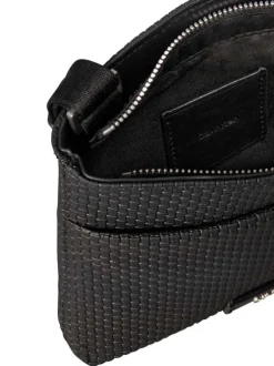 Sacoche noire unie avec une bandoulière et un revêtement en maille tressée