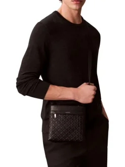 Sacoche noire unie avec une bandoulière et un revêtement en maille tressée