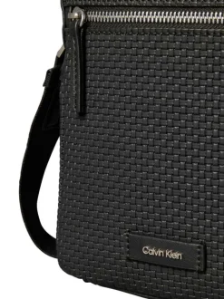 Sacoche noire unie avec une bandoulière et un revêtement en maille tressée