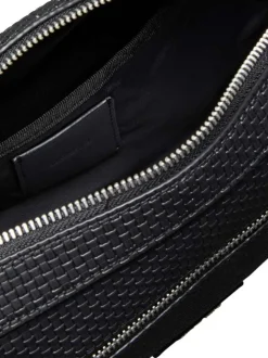 Sacoche noire unie en maille tressée avec un logo en pièces métalliques