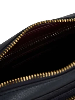 Sacoche marine pourvue d'une bandoulière amovible et du logo de la marque