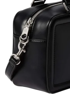 Sac porte mains noir uni avec bandoulière et un logo en gros