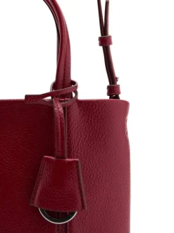 Sac porte mains rouge uni pourvu d'une bandoulière réglable