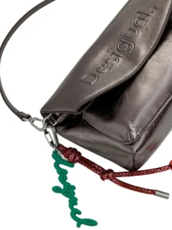 Sac porté épaule gris métallisé avec une anse tressée et un rabat aimanté