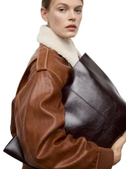 Sac shopping chocolat uni pourvu d'une fermeture avec aimant
