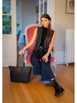 Sac shopping noir uni avec grandes anses et logo crocodile sur l'avant
