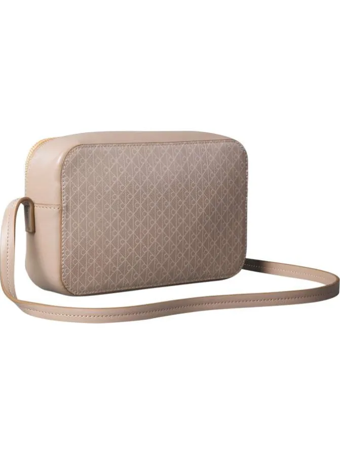 Sac taupe avec des motifs monogrammes et muni d'une bandoulière