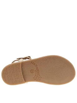 Sandales fille en cuir or à semelle plate et à fermeture avec une boucle
