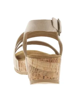 Sandales beiges avec une boucle à ardillon et un talon compensé bas en liège