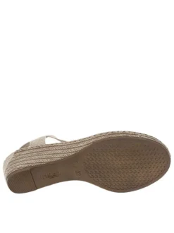Sandales beiges avec une sangle élastiquée et à talon compensé