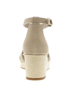 Sandales beiges à talon compensé et à boucle à ardillon à la cheville