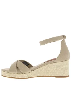 Sandales beiges à talon compensé et à boucle à ardillon à la cheville