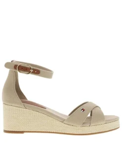 Sandales beiges à talon compensé et à boucle à ardillon à la cheville