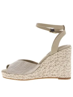 Sandales beiges à talon compensé très haut et à boucle à ardillon à la cheville