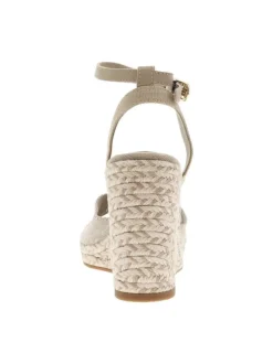 Sandales beiges à talon compensé très haut et à boucle à ardillon à la cheville