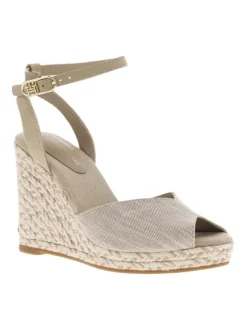 Sandales beiges à talon compensé très haut et à boucle à ardillon à la cheville