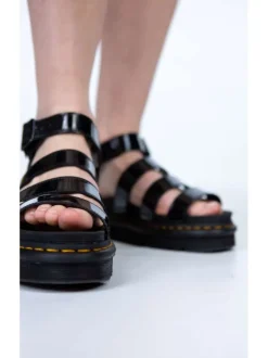 Sandales Blaire en cuir noir verni à semelle compensée fermée par boucle à ardillon