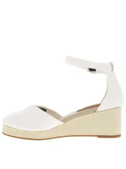 Sandales blanches avec le logo brodé à bout fermé et à talon compensé