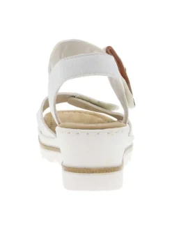 Sandales blanches à talon compensé et à sangle avec une grande boucle à ardillon