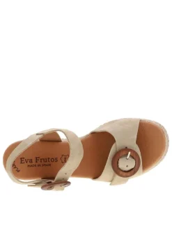Sandales en cuir beiges avec un talon compensé et une boucle à ardillon