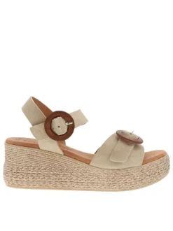 Sandales en cuir beiges avec un talon compensé et une boucle à ardillon