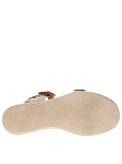 Sandales en cuir beiges avec un talon compensé et une boucle à ardillon