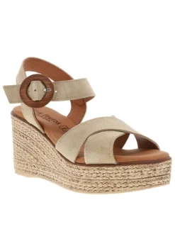 Sandales en cuir beiges avec un talon compensé haut et une boucle à ardillon