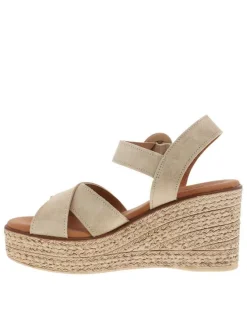 Sandales en cuir beiges avec un talon compensé haut et une boucle à ardillon