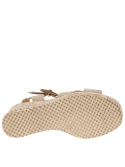 Sandales en cuir beiges avec un talon compensé haut et une boucle à ardillon