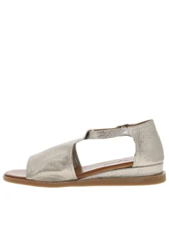 Sandales en cuir champagne grainées à talon compensé bas fermé
