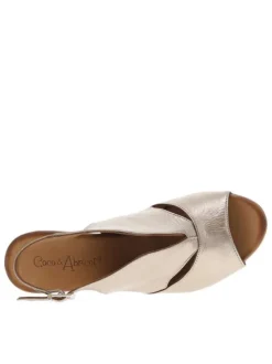Sandales en cuir champagne satinées à boucle à ardillon et à talon décroché haut