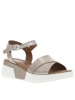 Sandales en cuir champagne satinées et blanches à talon compensé
