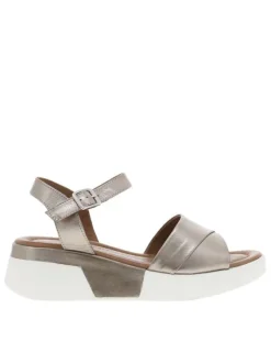 Sandales en cuir champagne satinées et blanches à talon compensé
