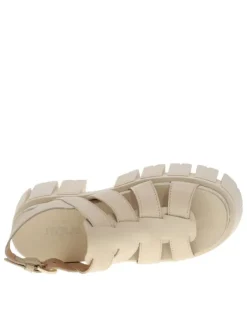 Sandales en cuir écru à semelle chunky fermées par boucle à ardillon