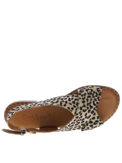 Sandales en cuir léopard avec des petits clous et à talon décroché bas