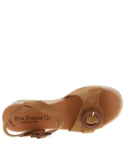 Sandales en cuir marron à talon compensé avec une boucle à ardillon