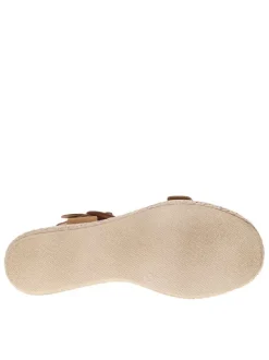 Sandales en cuir marron à talon compensé avec une boucle à ardillon