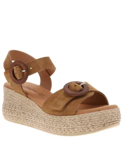 Sandales en cuir marron à talon compensé avec une boucle à ardillon
