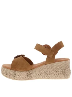 Sandales en cuir marron à talon compensé avec une boucle à ardillon