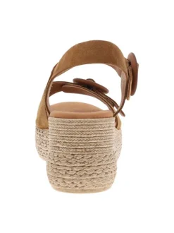 Sandales en cuir marron à talon compensé avec une boucle à ardillon