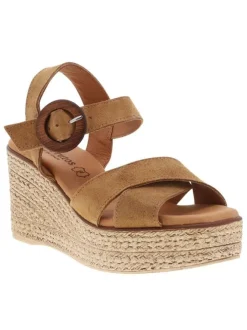 Sandales en cuir marron à talon compensé haut avec une boucle à ardillon