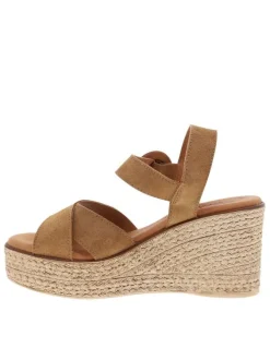 Sandales en cuir marron à talon compensé haut avec une boucle à ardillon