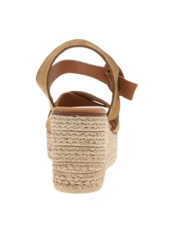 Sandales en cuir marron à talon compensé haut avec une boucle à ardillon