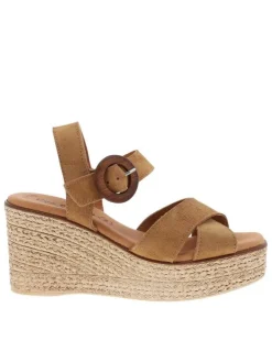 Sandales en cuir marron à talon compensé haut avec une boucle à ardillon
